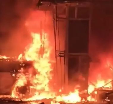 Imagem - Prédio do Supremo Tribunal da Albânia é incendiado durante protestos contra o governo