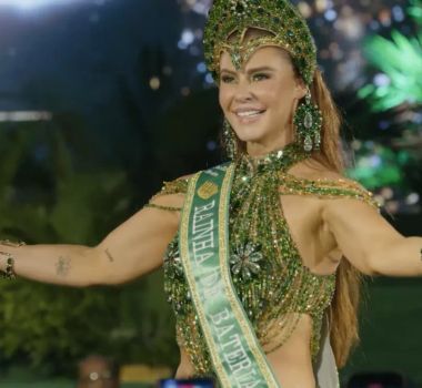 Imagem - Com direito a selinho de Iza, Paolla Oliveira é coroada rainha de bateria da Imperatriz; assista