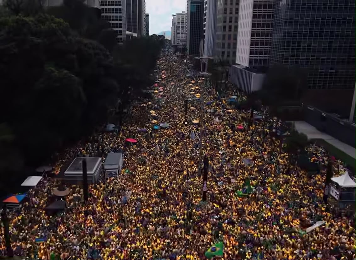 Ato reuniu apoiadores e lideranças políticas neste domingo (18), em São Paulo, a uma semana do segundo turno das eleições

