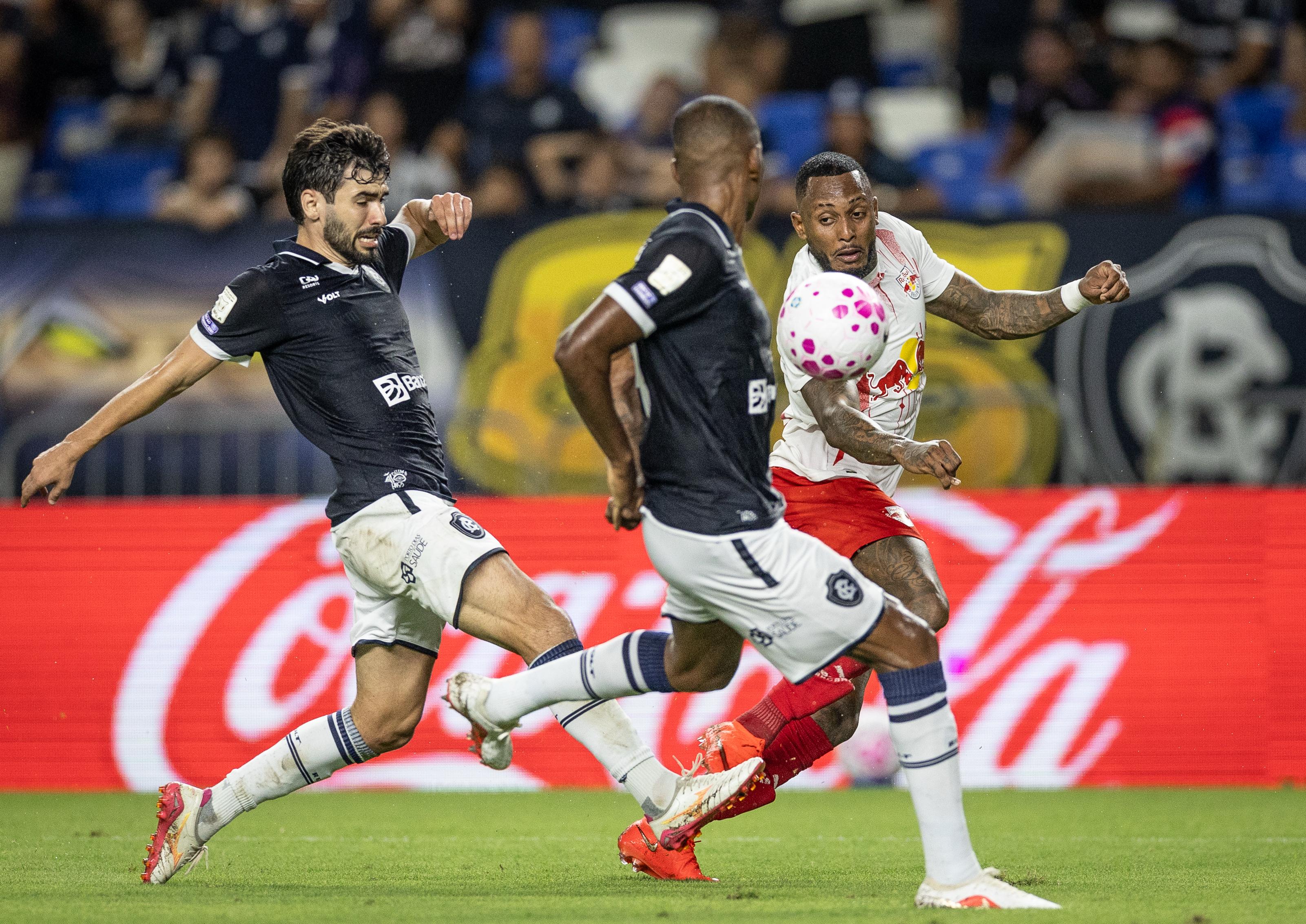 Em partida marcada por chances para os dois lados, o time azulino buscou o empate no segundo tempo e passou a pressionar em busca da virada diante da torcida em Belém.