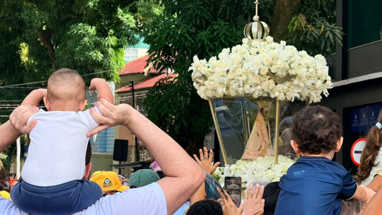 Momento em que os pequenos fiéis admiram a passagem de Nossa Senhora de Nazaré, durante a Romaria das Crianças.