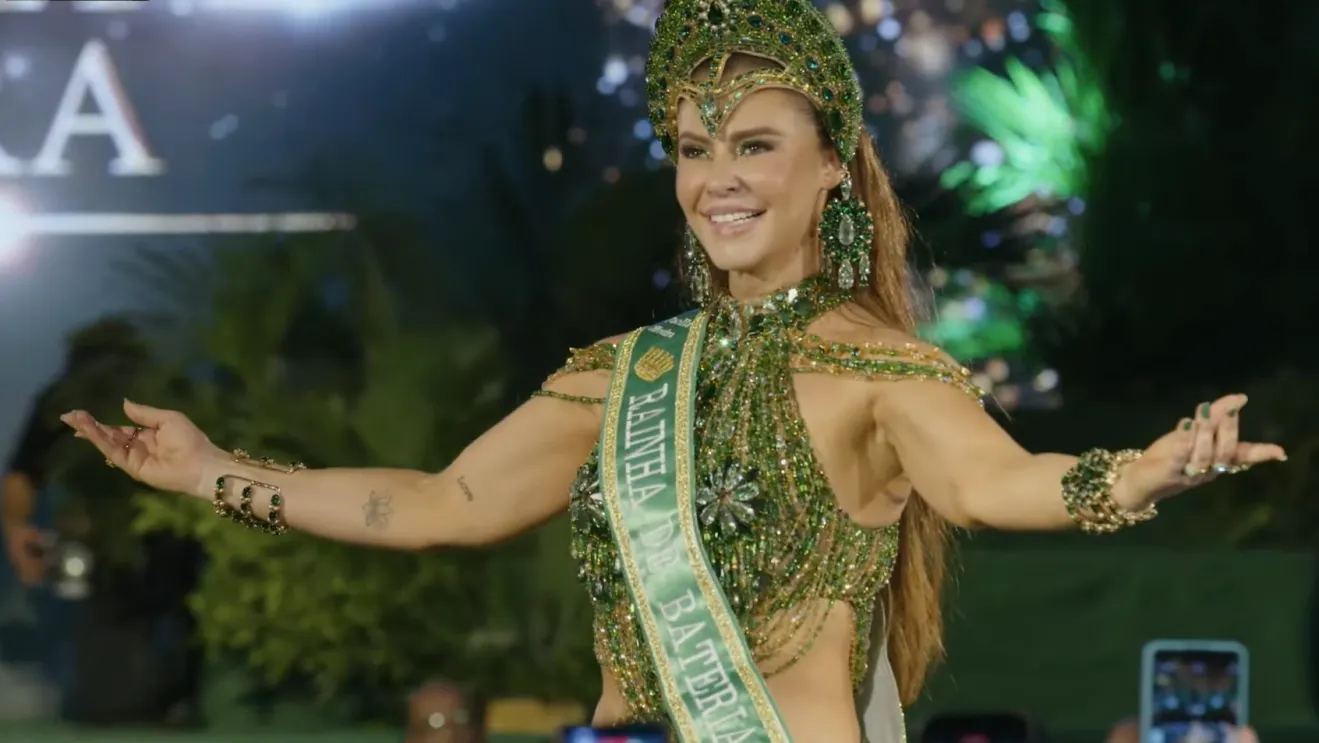 Rainha coroada da bateria da Imperatriz Leopoldinense, Paolla Oliveira.