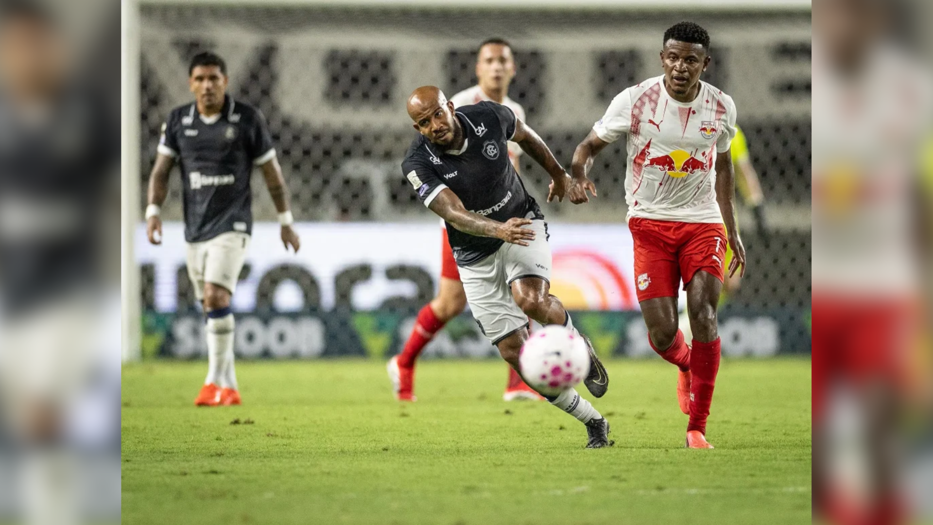 Com 13 jogos sem vencer, Leão Azul segue em situação delicada na Série A. Resultados negativos de Grêmio e Internacional ajudam a manter a disputa aberta, enquanto o Corinthians ainda joga pela 31ª rodada.