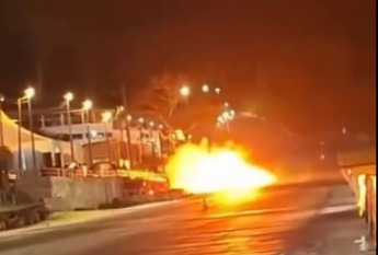 Piloto perde o controle durante "arrancadão", bate em barreira e carro explode em Balneário Camboriú