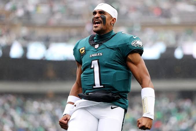Quarterback do Philadelphia Eagles está clinicamente estável e tem expectativa de recuperação completa, mas precisará evitar atividades com contato físico durante o tratamento.