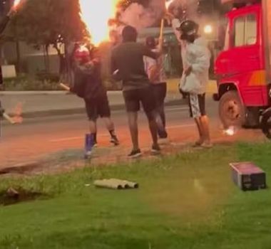 Imagem - Torcedores do Vasco soltam fogos de madrugada perto de hotel do Boca Juniors no Rio