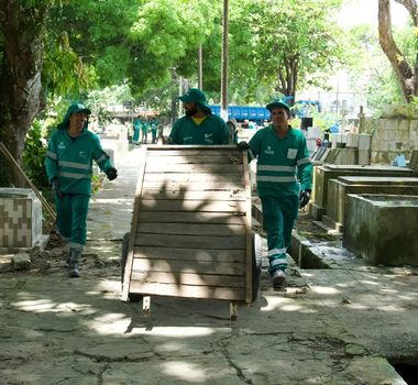 Imagem - Cemitérios de Belém passam por limpeza para o Dia de Finados