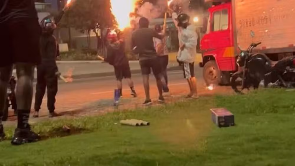 Ação aconteceu em dois momentos na Barra da Tijuca, antes da semifinal no Maracanã; segundo jornal argentino, barulho não alterou a rotina dos jogadores.