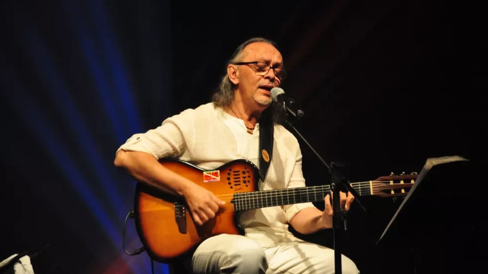 Cantor e compositor paraense Nilson Chaves.