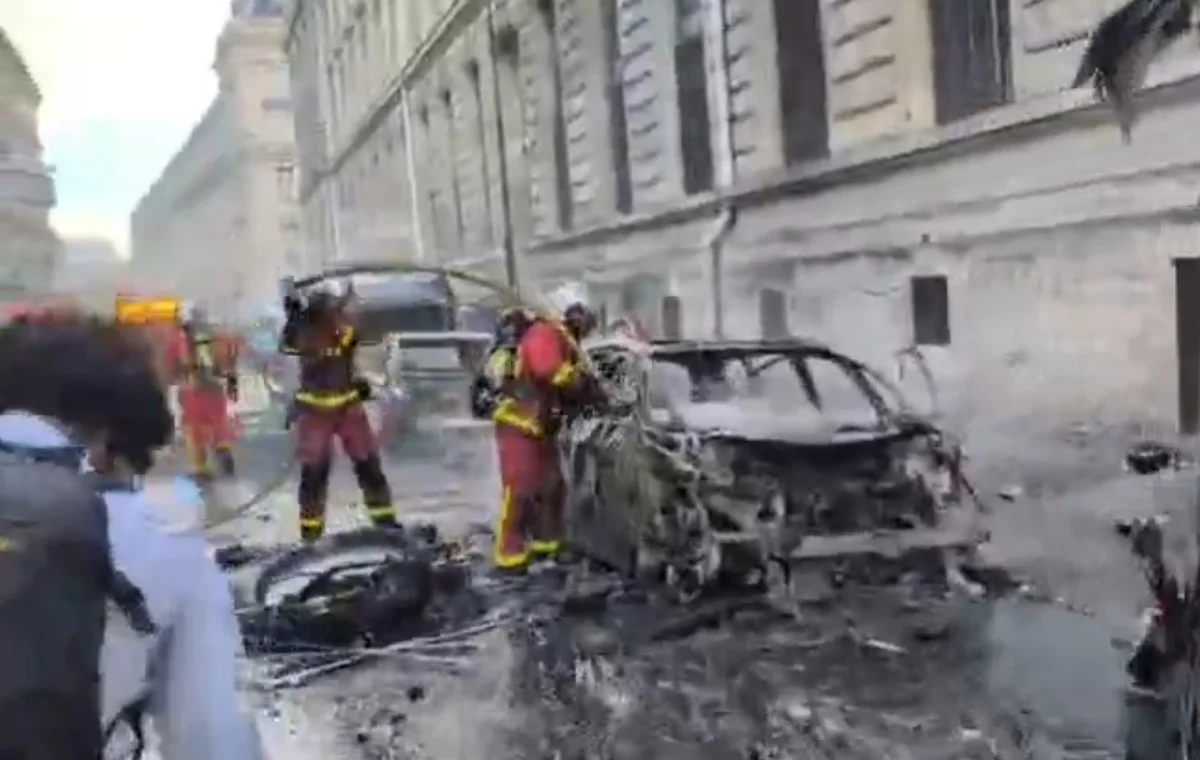 França decreta toque de recolher em Paris e outras cidades após onda de saques em protestos