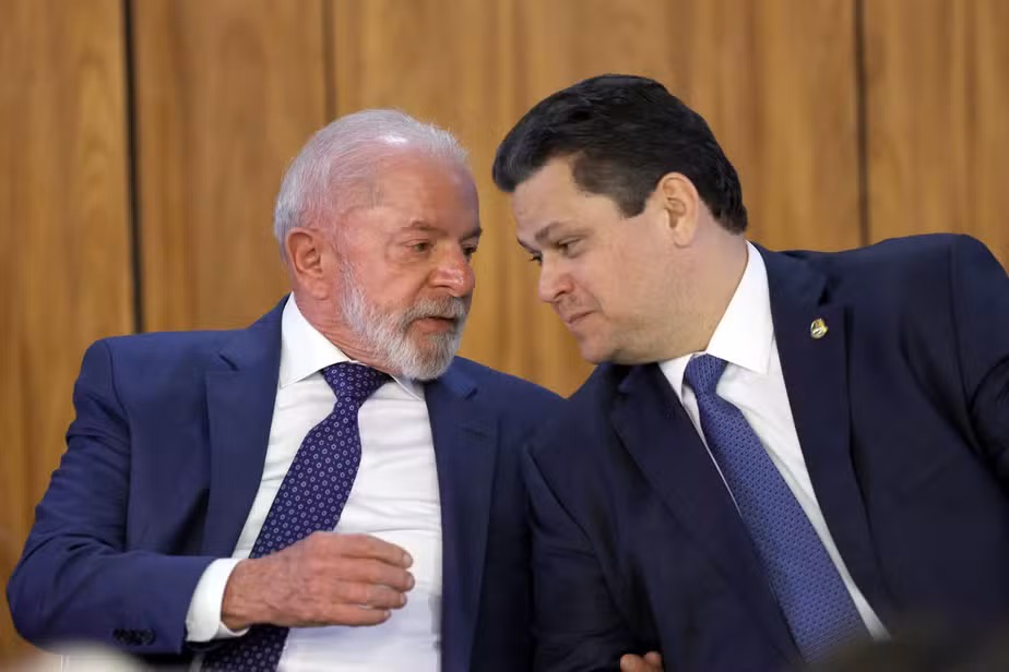 Senador do União Brasil busca apoio para continuar no comando do Senado, mas sua aproximação com Lula contrasta com o alinhamento de dirigentes partidários a Flávio Bolsonaro.