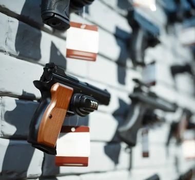 Imagem - Polícia prende suspeitos de usar documentos militares falsos para comprar armas