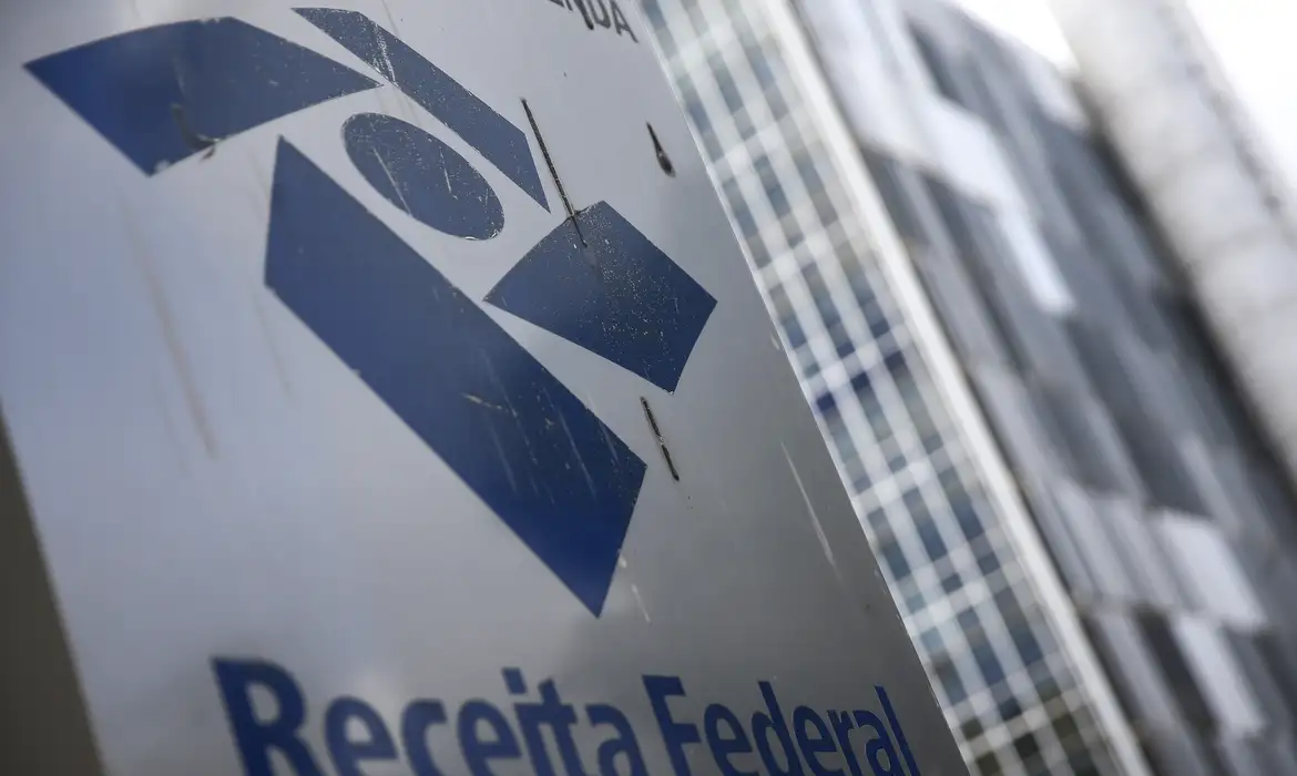 Receita bate recorde de restituições e injeta R$ 41 bi na economia