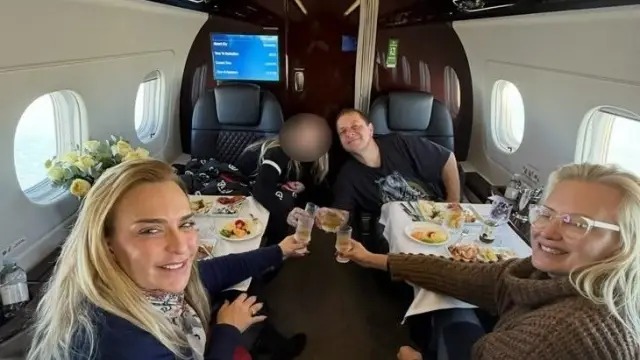 Registros de viagem à Finlândia, divulgados pela revista Veja, mostram o filho de Lula ao lado de Roberta Luchsinger em avião fretado

