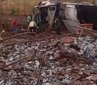 Imagem - Carreta carregada de energéticos capota e carga fica espalhada na rodovia no Maranhão