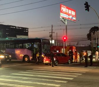 Imagem - Vídeo: ônibus colide com carro na pista do BRT Metropolitano, em Ananindeua