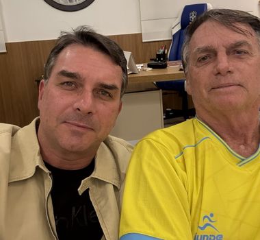 Imagem - Flávio Bolsonaro visita o pai antes de debate decisivo com Lula