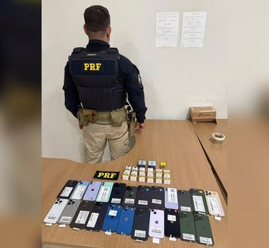 Imagem - PRF intercepta caminhão-baú e apreende celulares e emagrecedores ilegais em Itaituba
