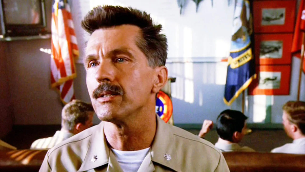 Ator interpretou o instrutor Viper Metcalf em Top Gun (1986) -