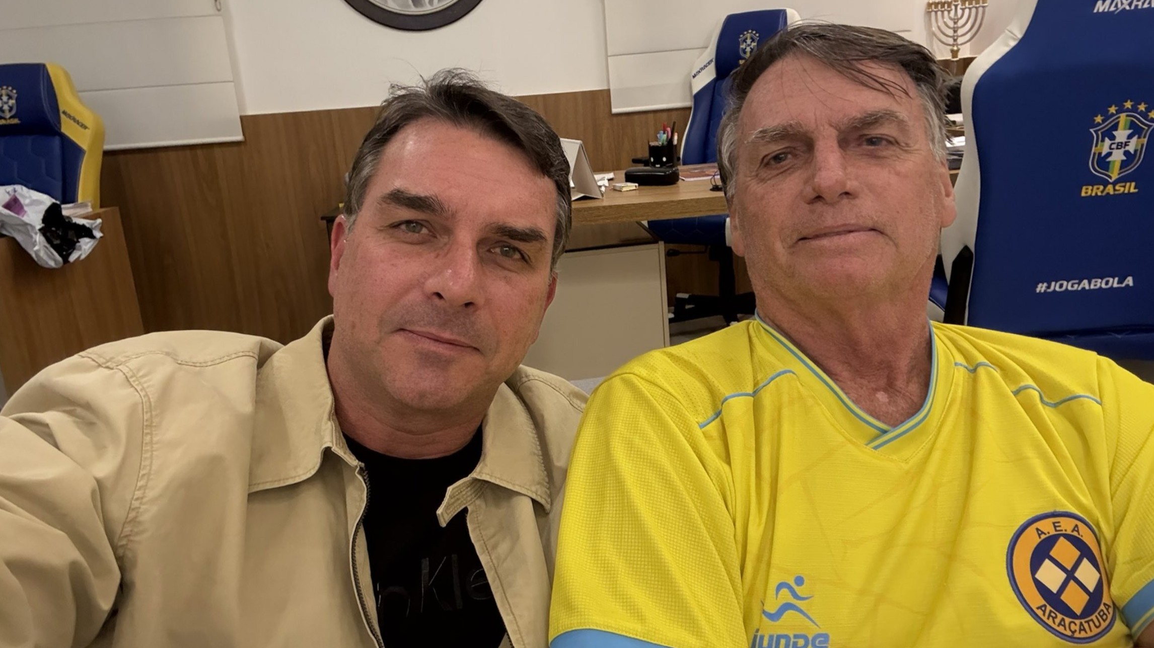 Flávio Bolsonaro visita o pai antes de debate decisivo com Lula