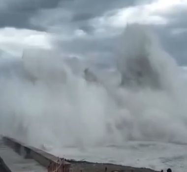 Imagem - Ondas gigantes atingem porto em Taiwan com a aproximação do tufão Champi