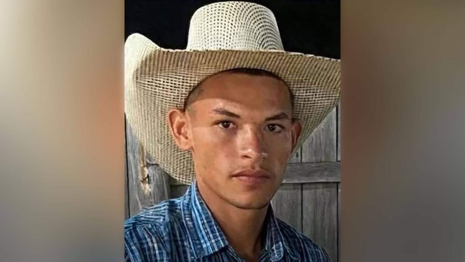 Oscar Ferreira morreu após receber uma descarga elétrica enquanto utilizava um telefone celular conectado à tomada. 