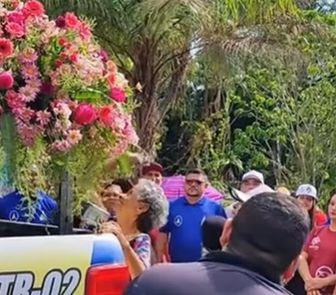 Imagem - Idosa emociona fiéis ao jogar pétalas de flores para a berlinda de Nossa Senhora de Nazaré em Curuçá