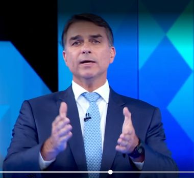 Imagem - Flávio Bolsonaro cita Dr. Daniel durante debate e crítica saneamento de Belém; 'desumano'