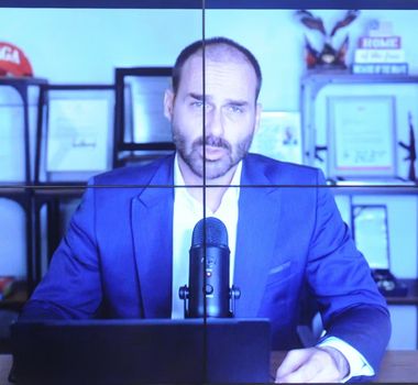 Imagem - Eduardo Bolsonaro coloca urnas eletrônicas em dúvida e defende saída de Flávio do Brasil em caso de derrota