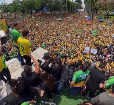 Imagem - Flávio Bolsonaro reúne apoiadores e canta o Hino Nacional brasileiro em último ato de campanha