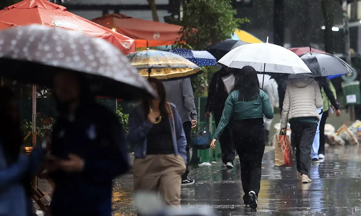 (A previsão do tempo para o domingo é de nuvens na faixa oeste da região Nordeste e no Sul da Bahia.)