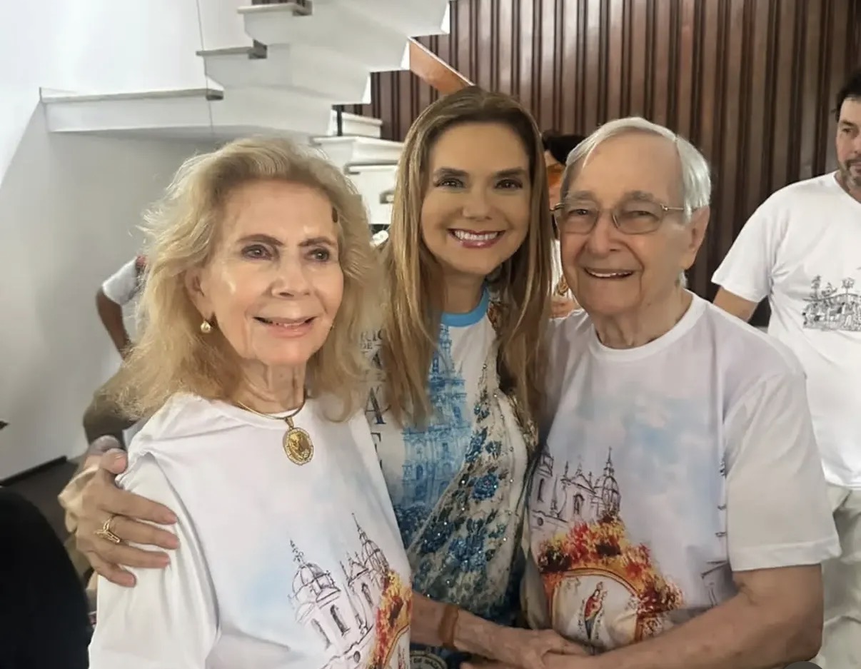 A Profª e imortal Nazaré Soares, com os amigos, Francy e Alcyr Meira