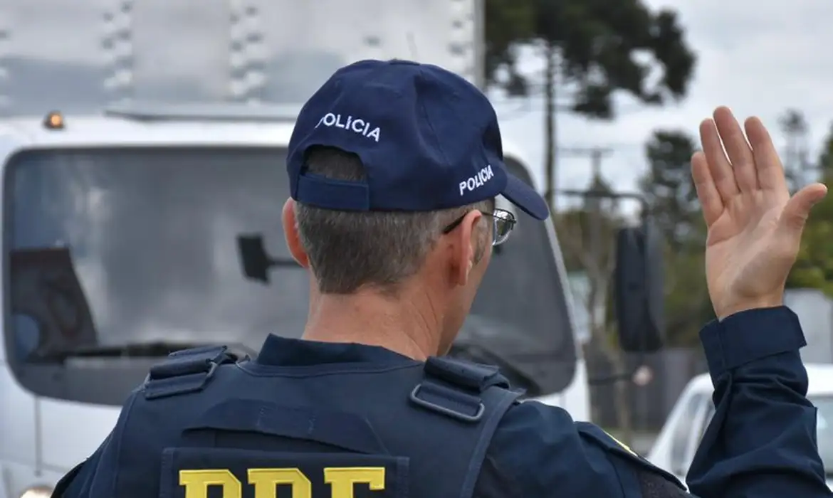 (As ações, que vão até amanhã (25), são realizadas em conjunto com órgãos federais e estaduais de segurança.)