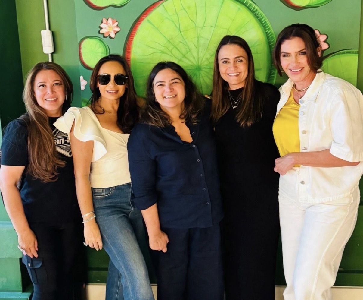 Em encontro de Recírio, no restaurante Beto Salomão, as amigas Letícia Yamada, Carmem Peixoto, Cristiane Salomão, Aline Coelho e Joelma Houat.