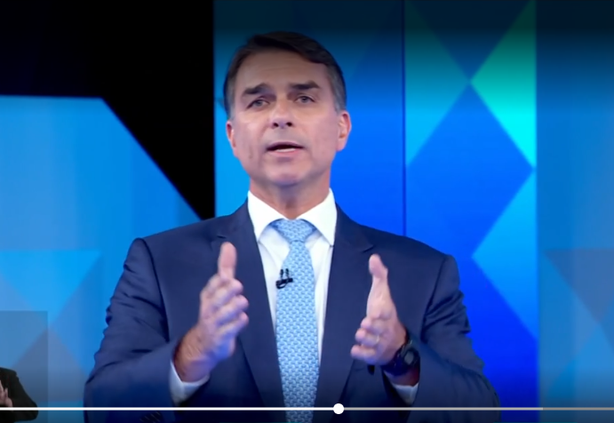 Imagem - Flávio Bolsonaro cita Dr. Daniel durante debate e crítica saneamento de Belém; 'desumano'