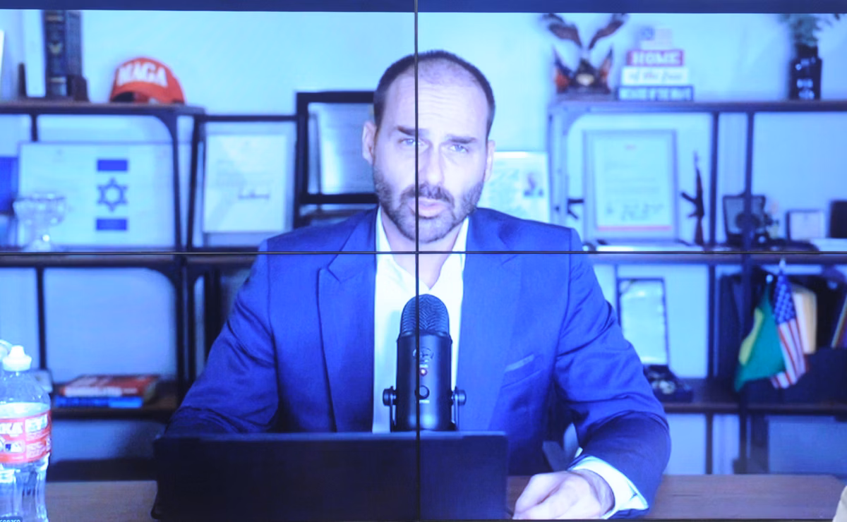 Imagem - Eduardo Bolsonaro coloca urnas eletrônicas em dúvida e defende saída de Flávio do Brasil em caso de derrota