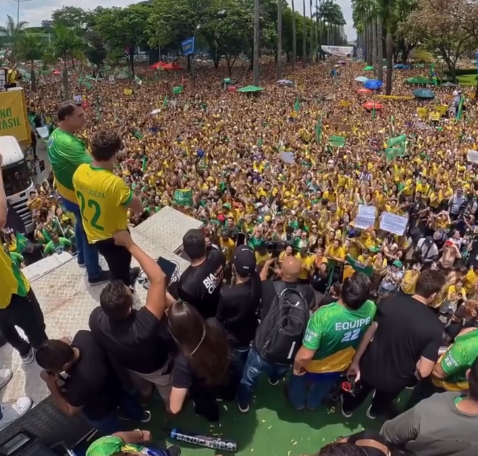 Imagem - Flávio Bolsonaro reúne apoiadores e canta o Hino Nacional brasileiro em último ato de campanha