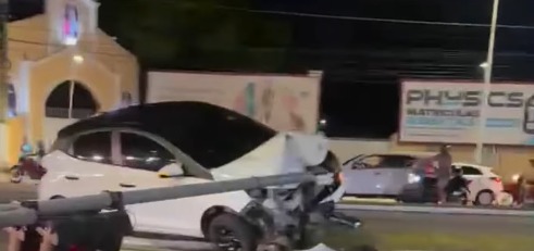 Motorista perde o controle e carro bate em poste na Augusto Montenegro