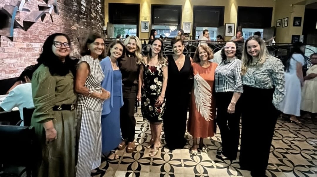 Na última segunda-feira, 19, a engenheira Rita de Freitas Borges Leal completou 80 anos. Para festejar, reuniu filhas, nora, sobrinha e irmãs, para um jantar, no Roxy Bar. 
