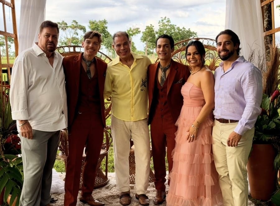 No último sábado, na Fazenda Madressilva, Ricardo Garcia e Erick Nunes, na foto, com Joaquim Garcia, Blenda Quaresma e Philipe, trocaram alianças e juras de fidelidade. A coluna deseja felicidade aos noivos. 