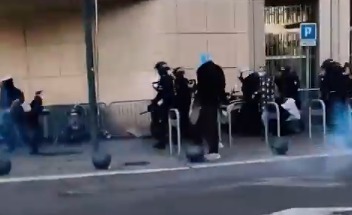(Para conter possíveis confrontos, o governo mobilizou cerca de 70 mil policiais e agentes de segurança em todo o território francês.)