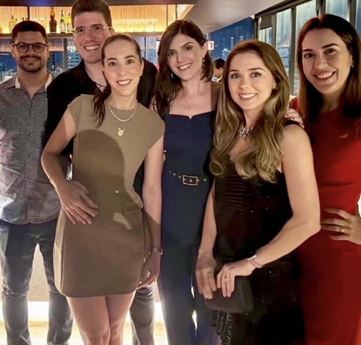 Romulo Maiorana Neto aniversariou na última semana e, ao lado da esposa Paula, recebeu os amigos Raiana e Caio Guimarães, Manoela Costa e Juçara Ramos, para os festejos. 