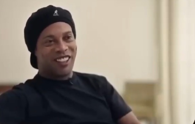 (Ronaldinho Gaúcho, o eterno Bruxo, anunciou o retorno aos gramados aos 46 anos.)