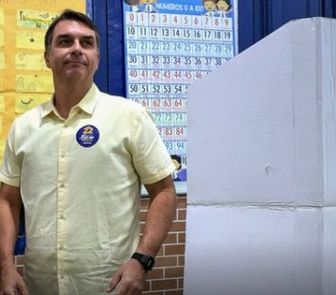 Imagem - Campanha de Flávio Bolsonaro pede extensão da votação até as 19h em cidades de 3 estados