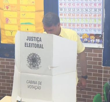 Imagem - Flávio Bolsonaro vota no Rio de Janeiro e fala em "Mudança de Verdade" no Brasil