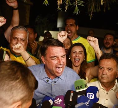 Imagem - Flávio Bolsonaro acompanha apuração em Brasília com familiares e aliados