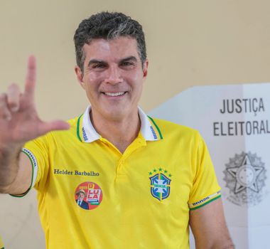 Imagem - Senador eleito pelo Pará, Helder Barbalho vota em Ananindeua e fala sobre defesa da democracia