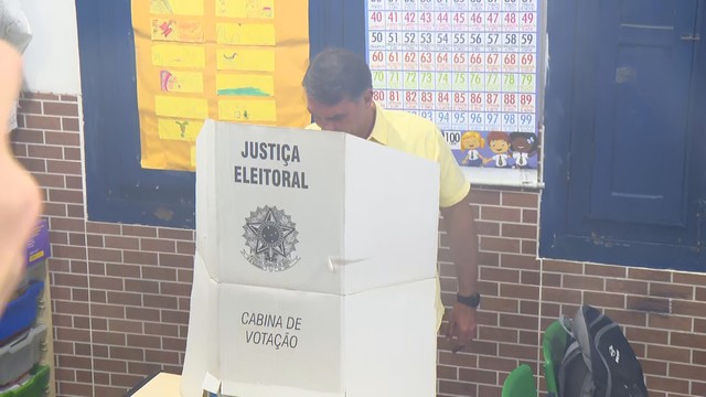 Imagem - Flávio Bolsonaro vota no Rio de Janeiro e fala em "Mudança de Verdade" no Brasil