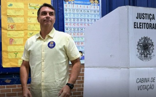 Imagem - Campanha de Flávio Bolsonaro pede extensão da votação até as 19h em cidades de 3 estados