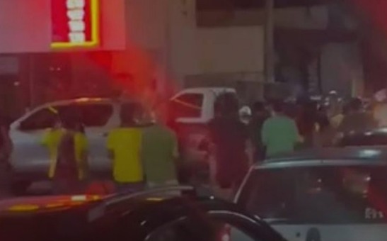 (Durante a confusão, um adolescente de 16 anos teria sacado um revólver de uma caminhonete e efetuado os disparos.)